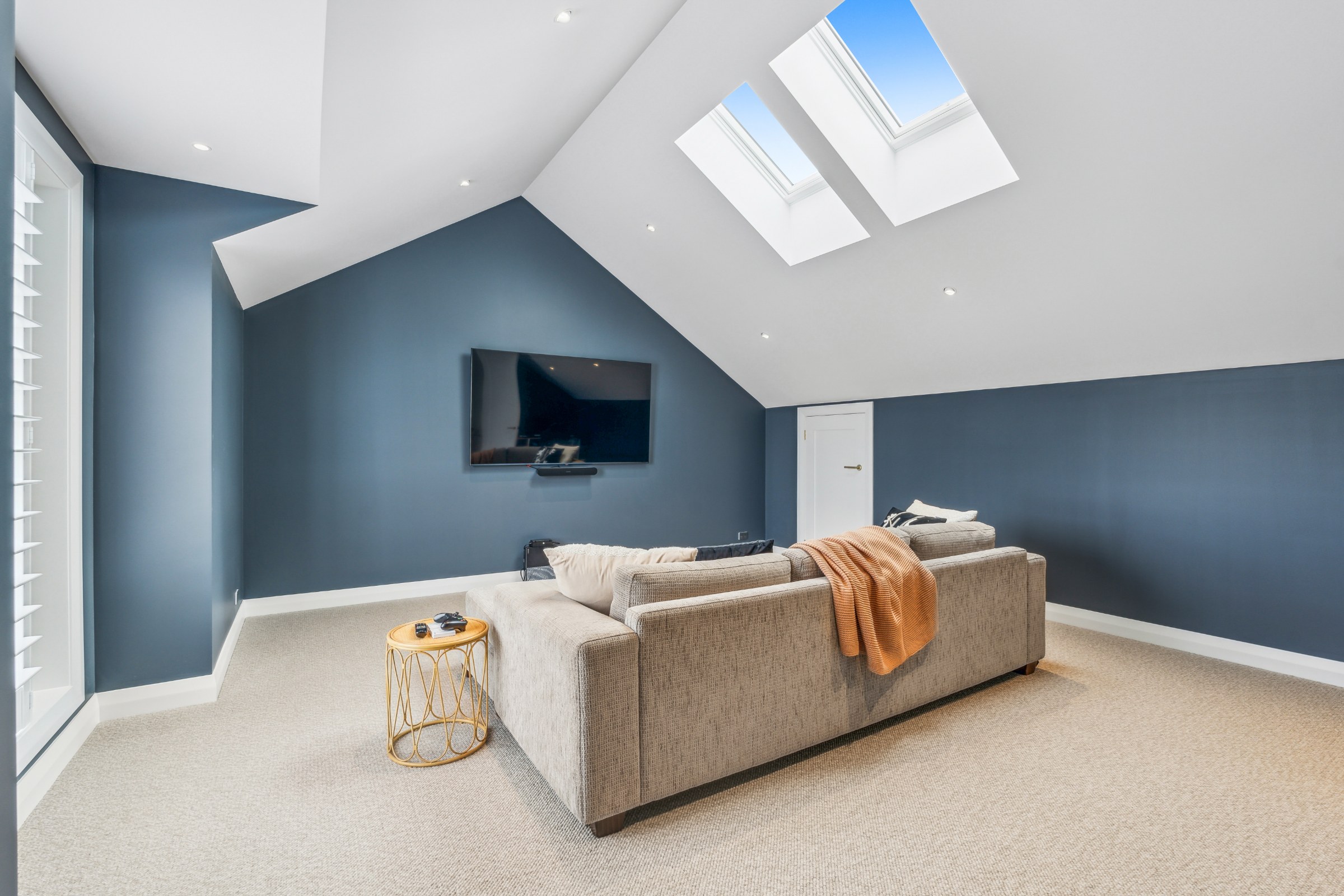 Lounge with skylights and a vaulted ceiling in Kohimarama